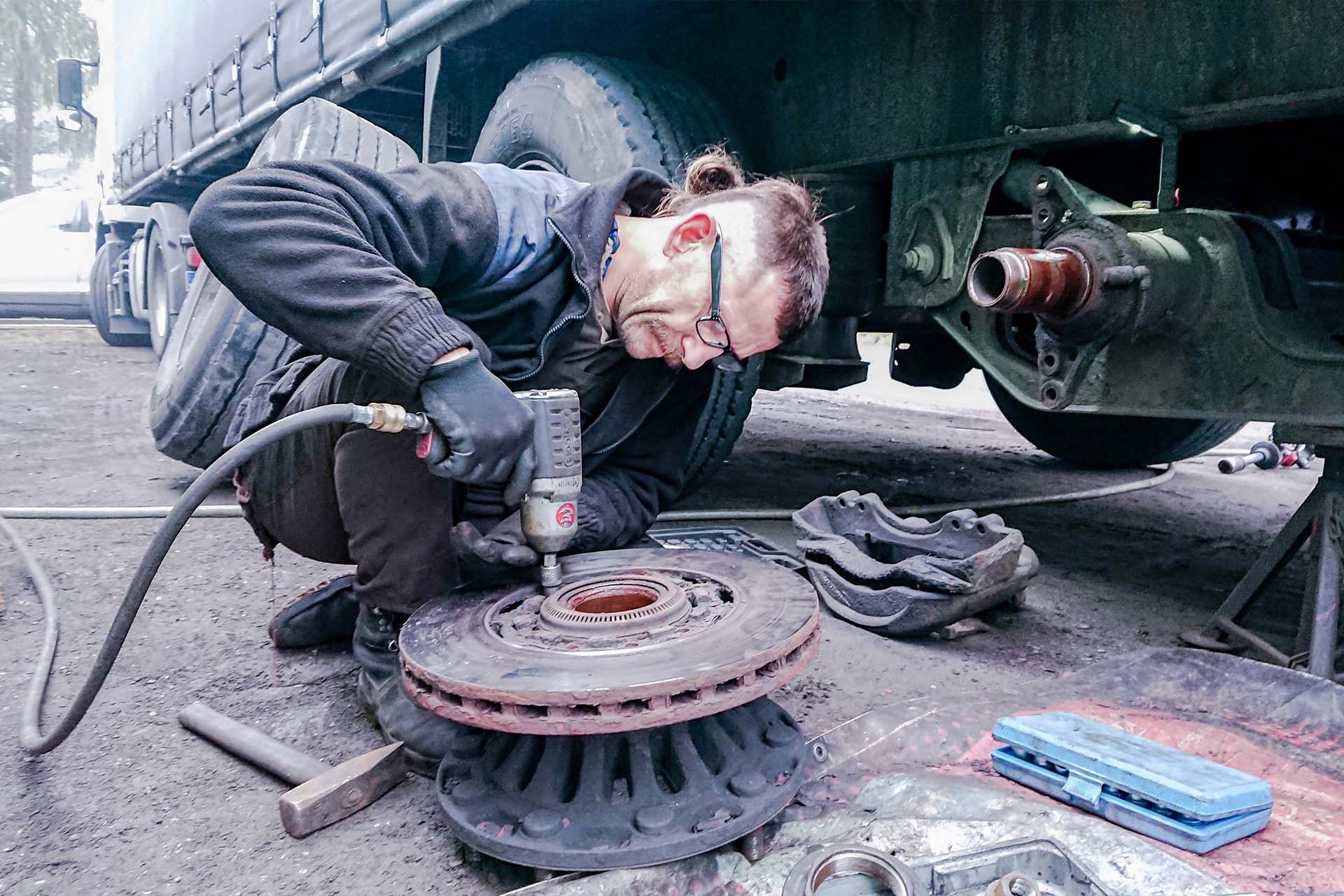 The twisted bolts of the wheel damaged the wheel and hub.